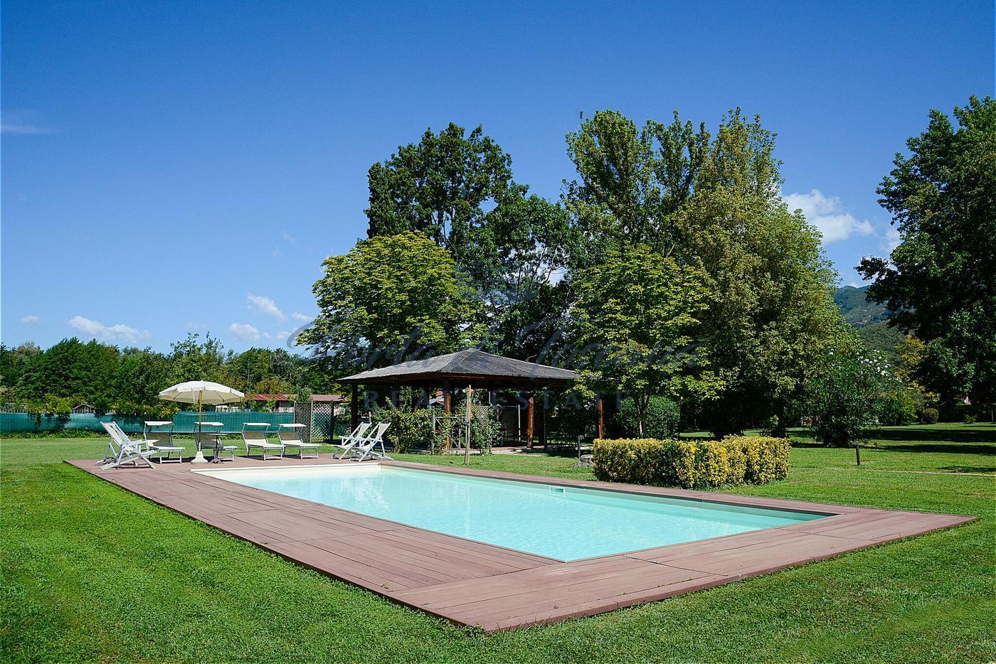 Tenuta con piscina e campo da tennis in vendita a Pietrasanta