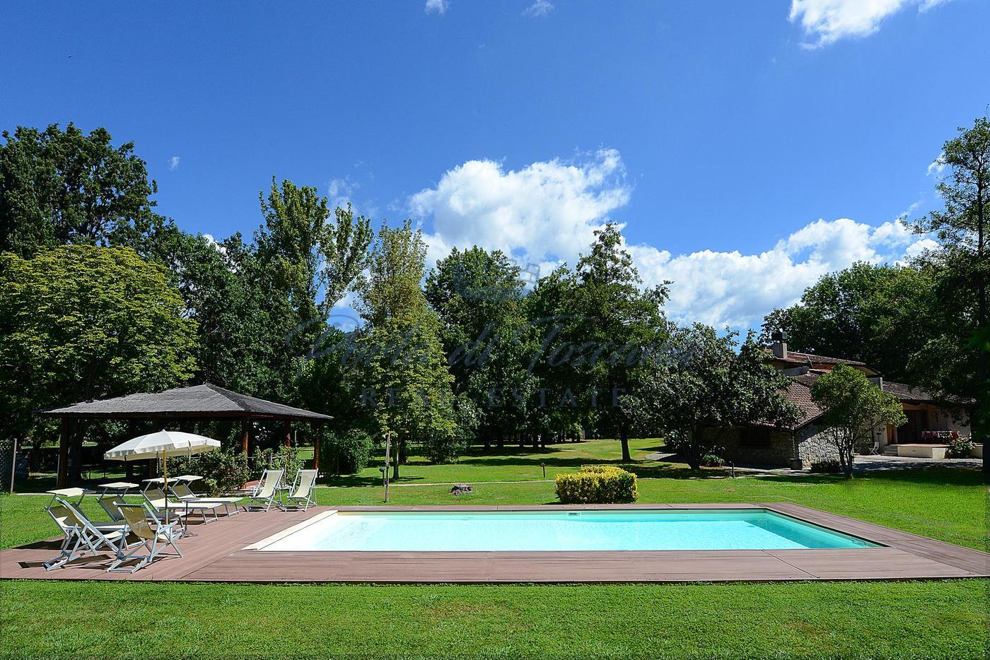 Tenuta con piscina e campo da tennis in vendita a Pietrasanta